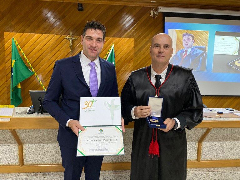 TRE Amapá condecora juiz federal com Medalha de Mérito Eleitoral