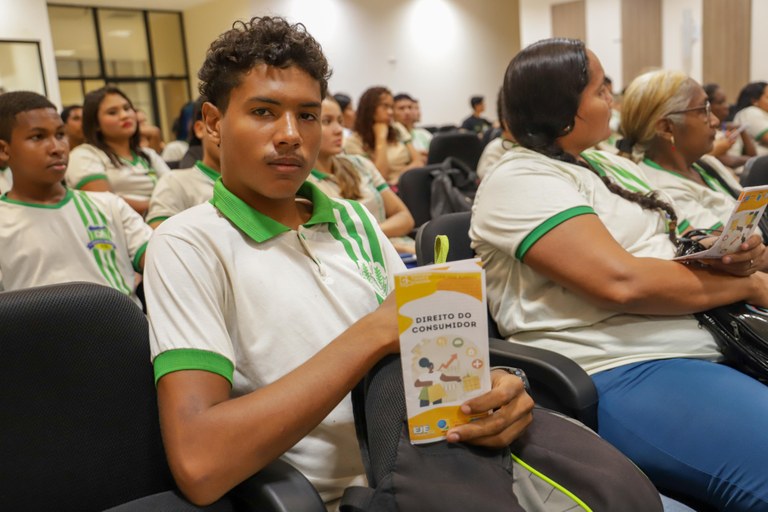 TRE Amapá realiza palestra sobre o Direito do Consumidor para alunos da EJA