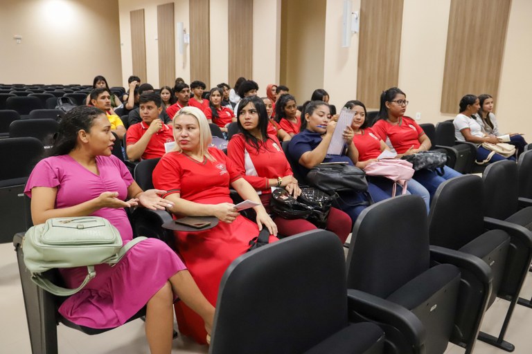 TRE-AP promove palestra sobre cidadania e direitos para alunos da EJA na zona norte de Macapá