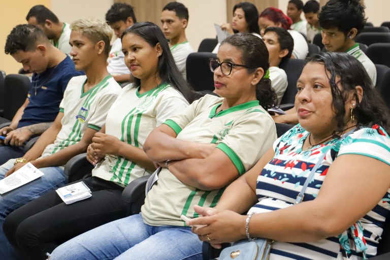 TRE-AP promove palestra sobre cidadania e direitos para alunos da EJA na zona norte de Macapá