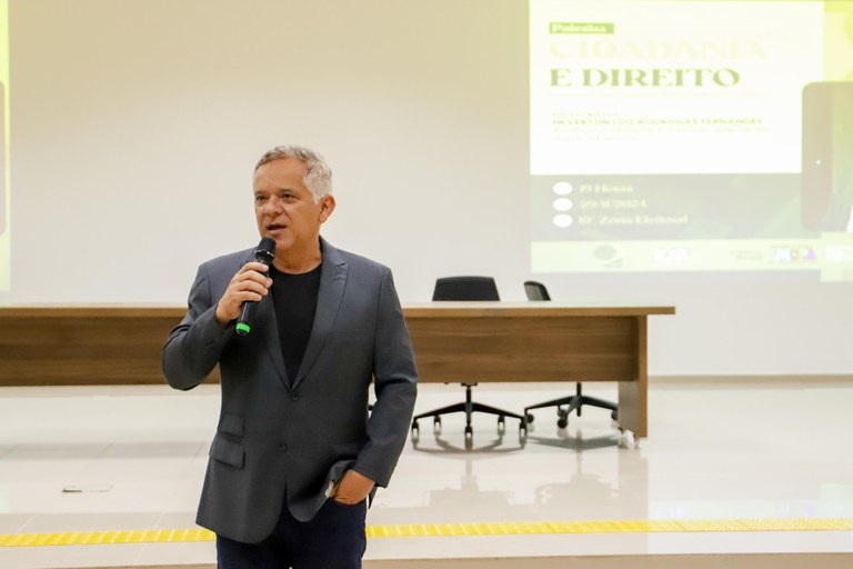 TRE-AP promove palestra sobre cidadania e direitos para alunos da EJA na zona norte de Macapá